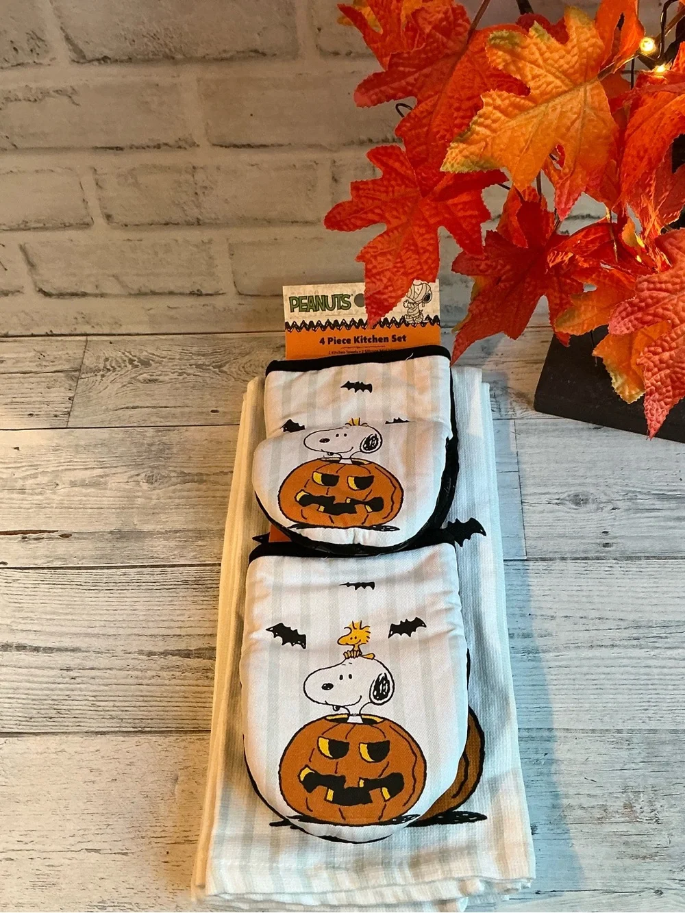 Peanuts Snoopy 4Pc Bats Printed Kitchen Towels and Oven Mitts Set